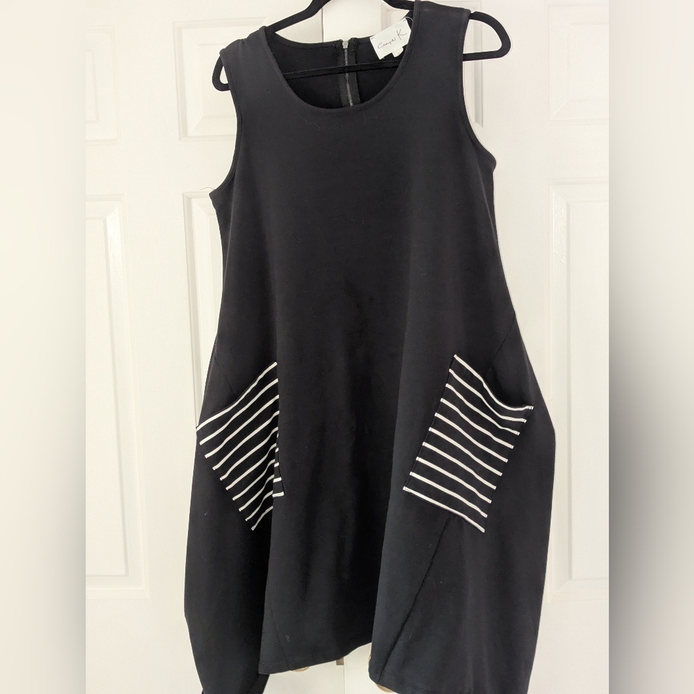 Elegant Black Sleeveless Dress with Striped Pockets